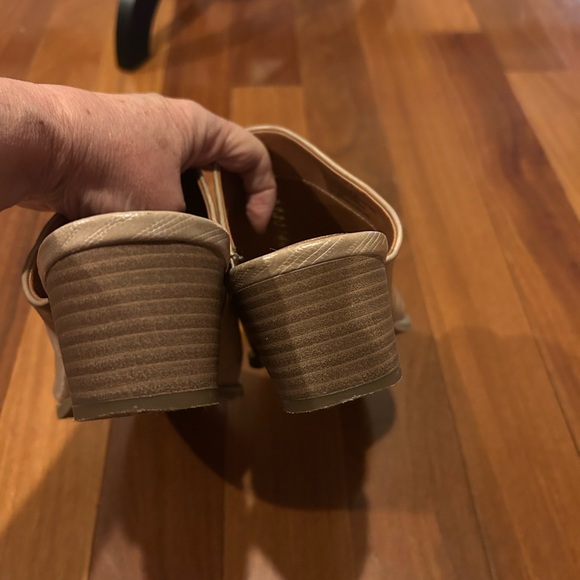 Universal Thread Women’s Pointed Toes Textured Faux Leather Mules Heels Size 9 - Picture 4 of 9